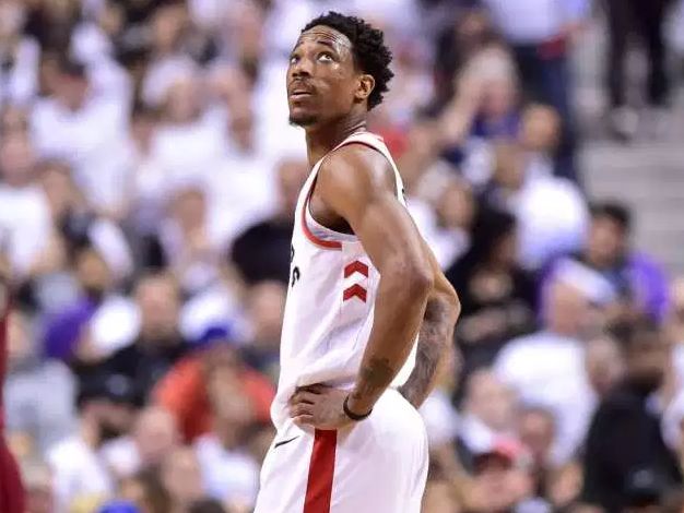 还折射出 还折射出